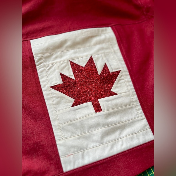 Maple leaf jean jacket, crafted from secondhand textiles, ladies' size XS S - Picture 13 of 16